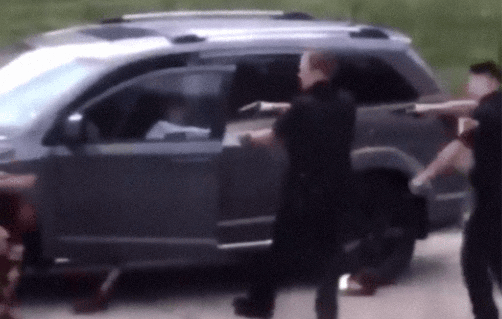 UZNEMIRUJUĆ SNIMAK! AMERIČKA POLICIJA IZREŠETALA NENAORUŽANOG AFROAMERIKANCA! 