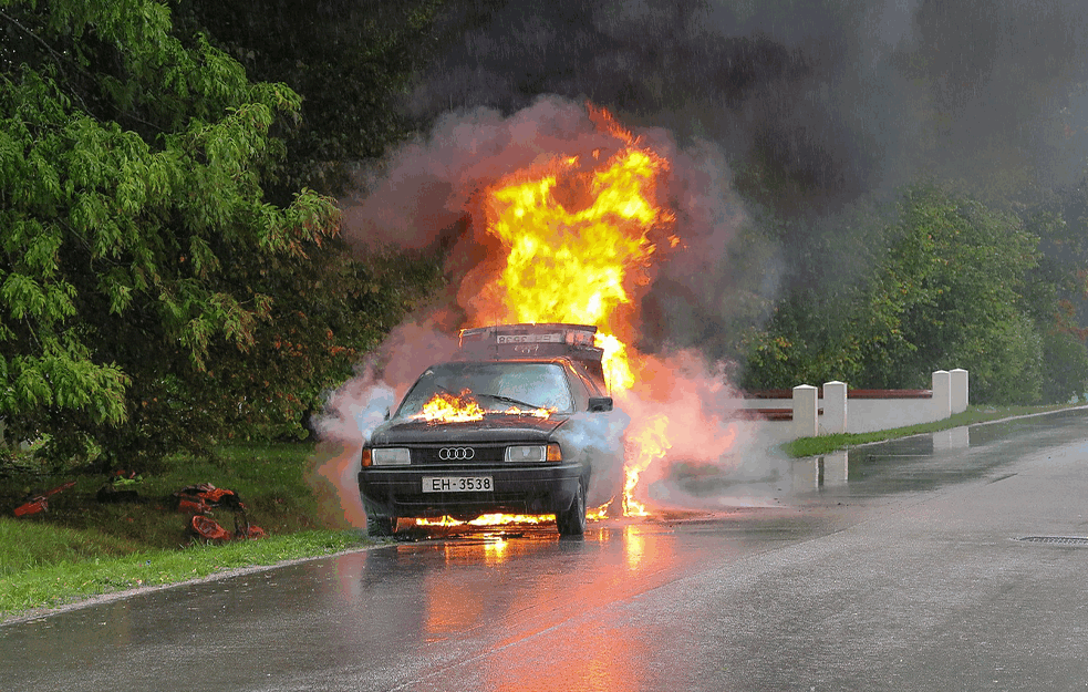 <span style='color:red;'><b>GORI AUTOMOBIL</b></span> U CVIJIĆEVOJ: Zbog sudara reagovali vatrogasci i policija!