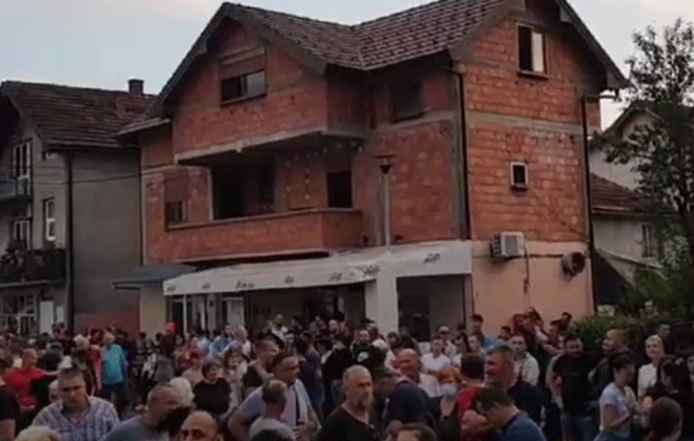 <span style='color:red;'><b>Bijelo Polje</b></span> i večeras na nogama: Ori se 'Crna Gora i Srbija to je jedna familija'