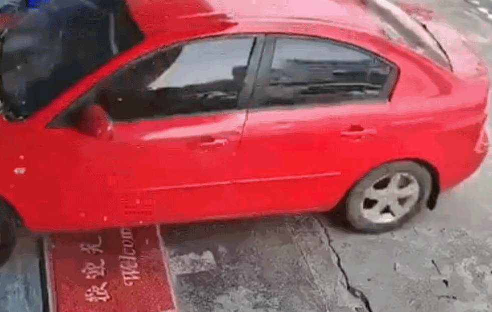 SELA U AUTO I NAPRAVILA KURŠLUS: Kad zakaže <span style='color:red;'><b>RIKVERC</b></span> dobijemo RAZLUPAN IZLOG RESTORANA! (VIDEO) 