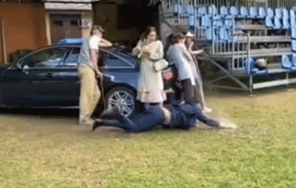 KASKADERI NISU POTREBNI KAD SE PADNE SLUČAJNO: <span style='color:red;'><b>Lazar Ristovski</b></span> podelio urnebesnu scenu sa snimanja serije DRIM TIM! (VIDEO) 