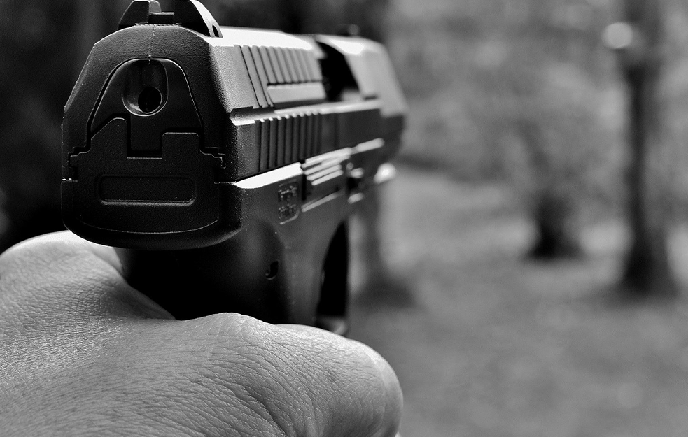 <span style='color:red;'><b>PUCNJAVA U BEOGRADU</b></span>: Mladić prvo izrešetao automobil, potom uhapšen nakon divljanja po Paliluli