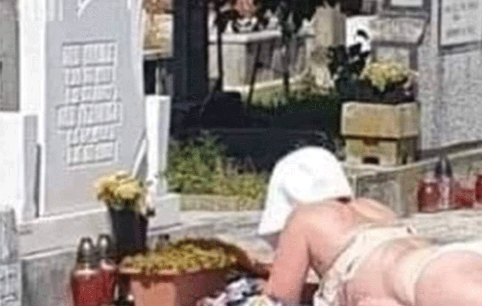 URNEBESNO! NE MOŽE ČOVEK NI NA ONOM SVETU DA SE ODMORI: <span style='color:red;'><b>Podgoričanka</b></span> se sunča na muževljevom grobu (HIT FOTO)