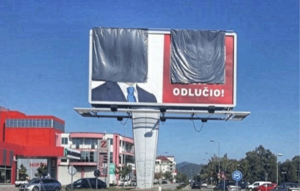 NIKŠIĆANI ZA ROĐENOG NIKIŠIĆANINA: Crna <span style='color:red;'><b>folija</b></span> preko bilborda Mila Đukanovića