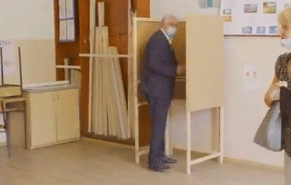 ZDRAVKO KRIVOKAPIĆ NEĆE PREKO REDA: Čekao sa građanima da glasa, poručio da svi treba da zaštitimo druge od sebe!

