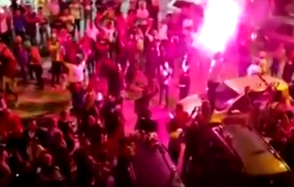 BUDVA I <span style='color:red;'><b>BERANE</b></span> SLAVE POBEDU: Građani uzvikuju ’Ustala je Crna Gora’ i ’Pobeda’! (VIDEO)