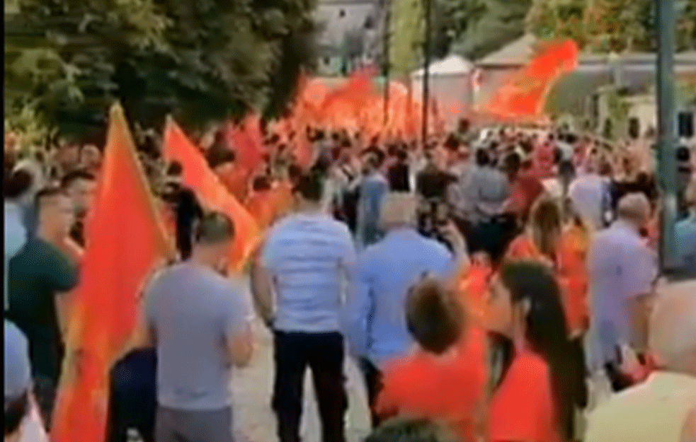 Skup na Cetinju: Psovke i uvrede za sveštenike uz povike "E viva Montenegro"!