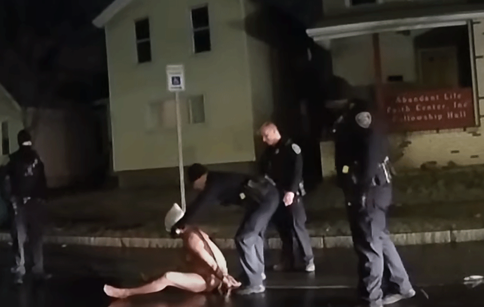 UZNEMIRUJUĆ VIDEO: Policajci kesom brutalno ugušili muškarca!