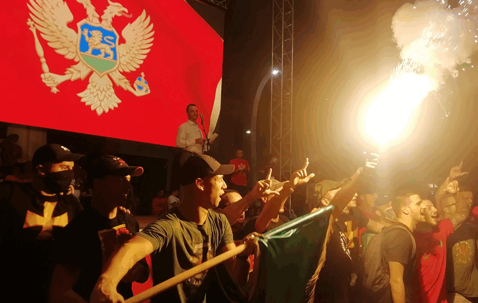 HORDA DPS-a ispred kuće Dritana Abazovića: 'OVO NIJE SRPSKO LEGLO, VEĆ JE OVO MONTENEGRO' (VIDEO)