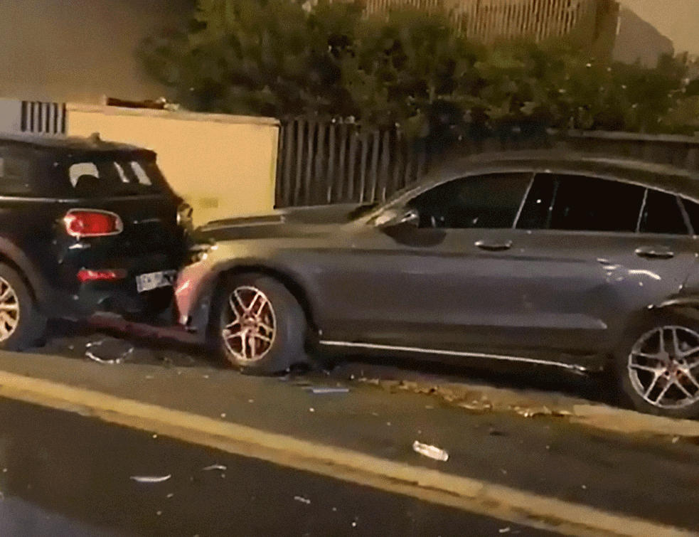 ŠOK I NEVERICA! Divljao skupocenim AUDIJEM, napravio MILIONSKU ŠTETU, uništio 13 VOZILA, PARIZ NA NOGAMA, policija juri <span style='color:red;'><b>PRESTUPNIK</b></span>A! (VIDEO)