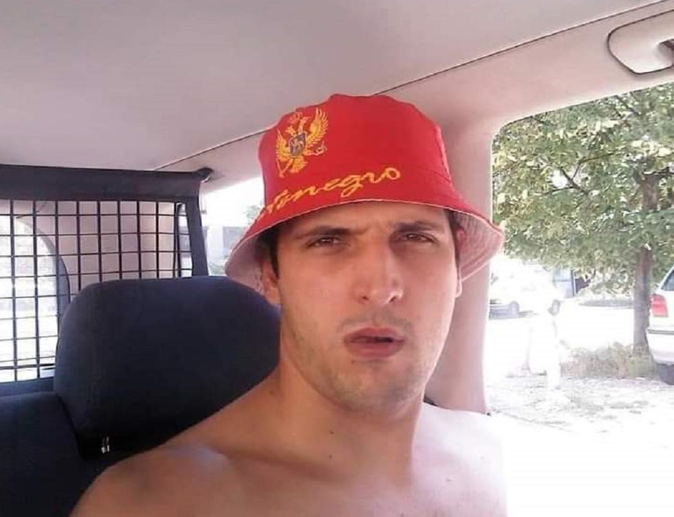 'BATINAŠ' iz Novog Sada je zapravo 'CRNOGORSKI PATRIOTA': <span style='color:red;'><b>Ivan Kontić</b></span> izuzetno voli crnogorsku zastavu! (FOTO)