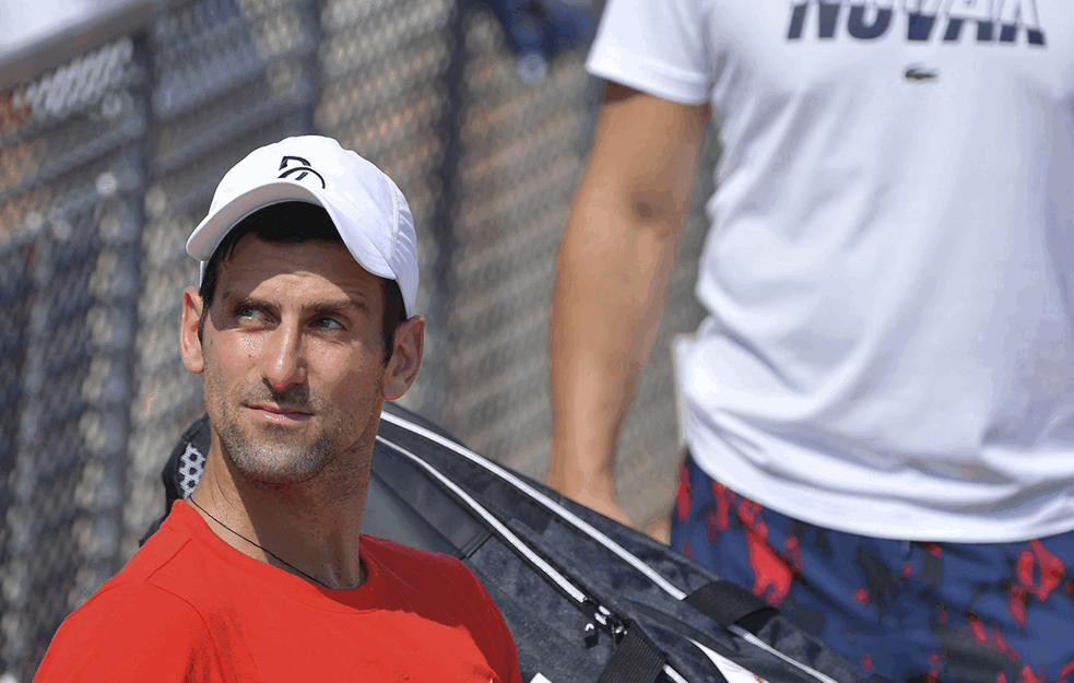 '<span style='color:red;'><b>Rutina</b></span> pre meča..'.Pogledajte kako se Novak opušta pre izlaska na teren! (FOTO)
