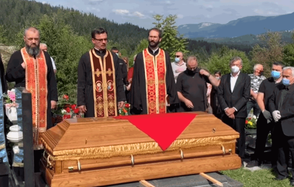 NA GROBLJU PRIBANJ KOD PALA:  Sahranjen <span style='color:red;'><b>Momčilo Krajišnik</b></span>, prvi predsednik Narodne skupštine Republike Srpske