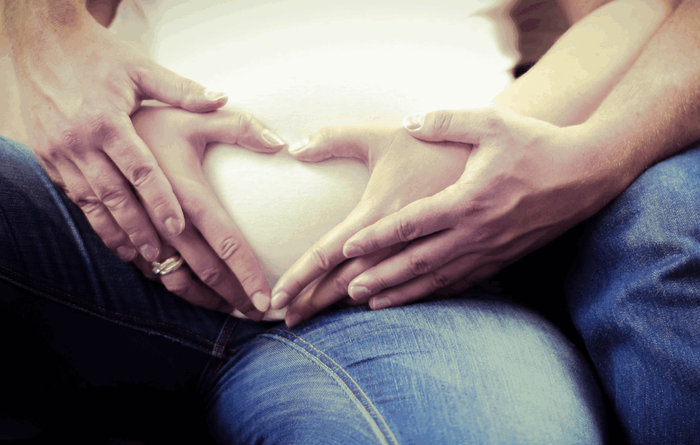 DA LI OBLIK STOMAKA  MOŽE UKAZATI NA POL BEBE : Lekari imaju odgovor!