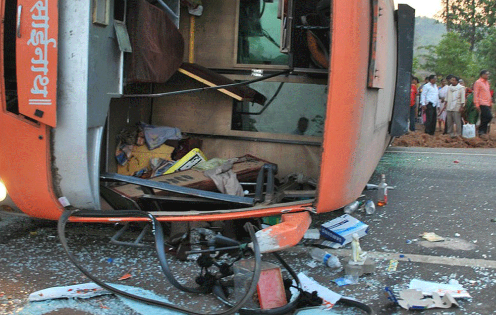 TRAGIČNA SUDBINA MLADIH FUDBALERA: Autobus sa igračima <span style='color:red;'><b>sleteo u reku</b></span>, najmanje OSMORO POGINULO!