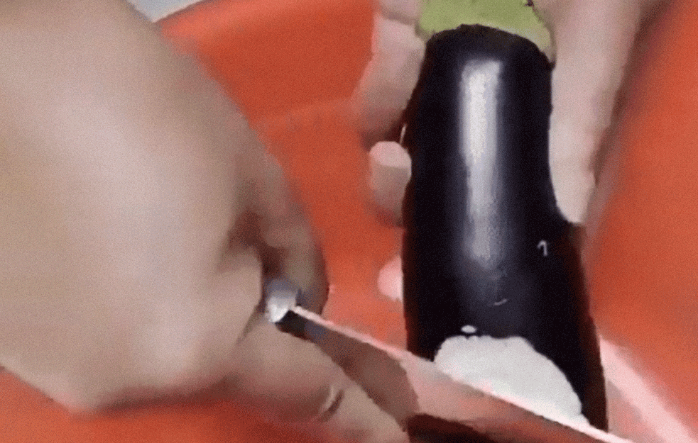 OD OVOG SNIMKA OKRENUĆE VAM SE ŽELUDAC: Presekao je PATLIDŽAN a ono što je IZ NJEGA IZAŠLO zgranulo bi i NAJHRABRIJE među nama! (VIDEO) 