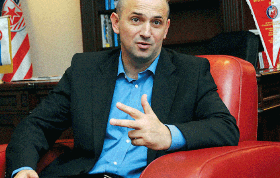 BIO JE HRABAR KADA JE TO BILO NAJPOTREBNIJE: <span style='color:red;'><b>Vladan Lukić</b></span> 1999. napustio francuski Mec i došao u Srbiju da brani narod od NATO-a!