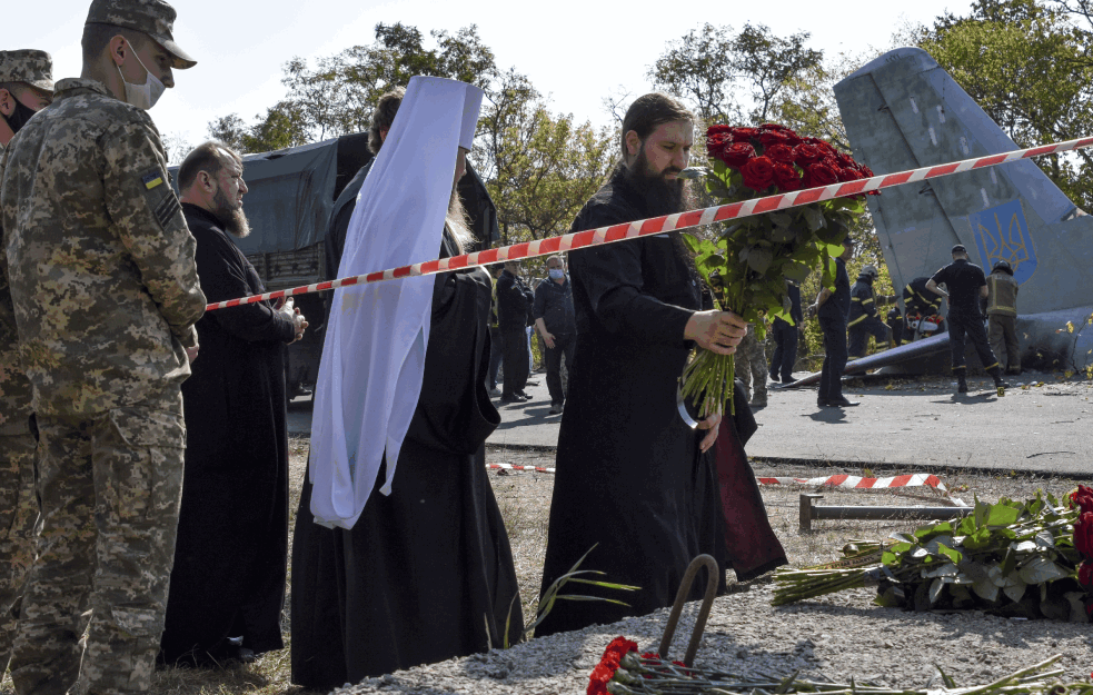 NAJTUŽNIJE SLIKE NESREĆE U UKRAJINI: Nasmejani kadeti na zajedničkoj fotografiji i <span style='color:red;'><b>uplakana</b></span> porodica na mestu nesreće (FOTO)
