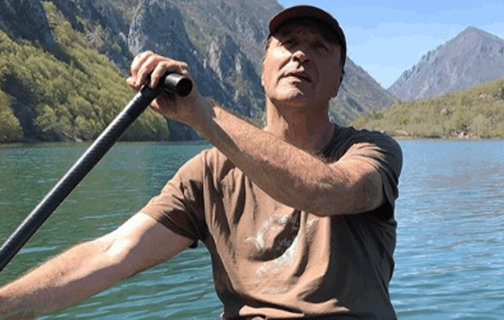 Nema bolje ličnosti da se posveti novi rad! Pijanista napravio NJEGOV LIK NA RECI OD PLASTIČNIH FLAŠA! (VIDEO)