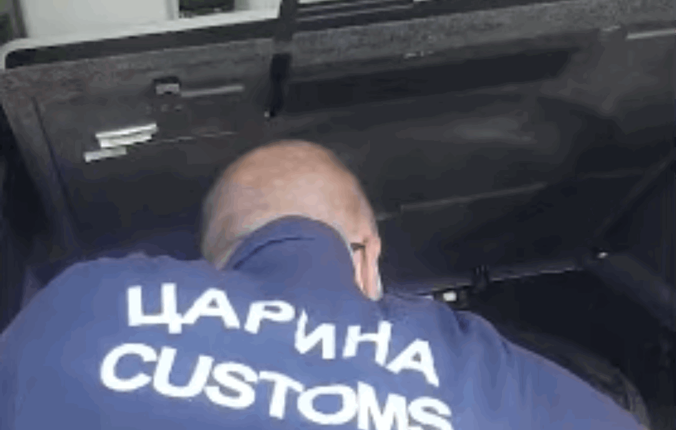 ZAPLENA NA HORGOŠU: Carinici otkrili VREDAN TOVAR sakriven gde god je bilo rupa u kolima