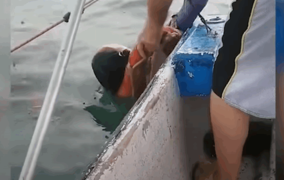 POSLE DVE GODINE POTRAGE ŽENA NAĐENA KAKO PLUTA PO MORU: <span style='color:red;'><b>Ribari</b></span>ma koji su je pronašli ispričala zastrašujuće detalje! (VIDEO)
