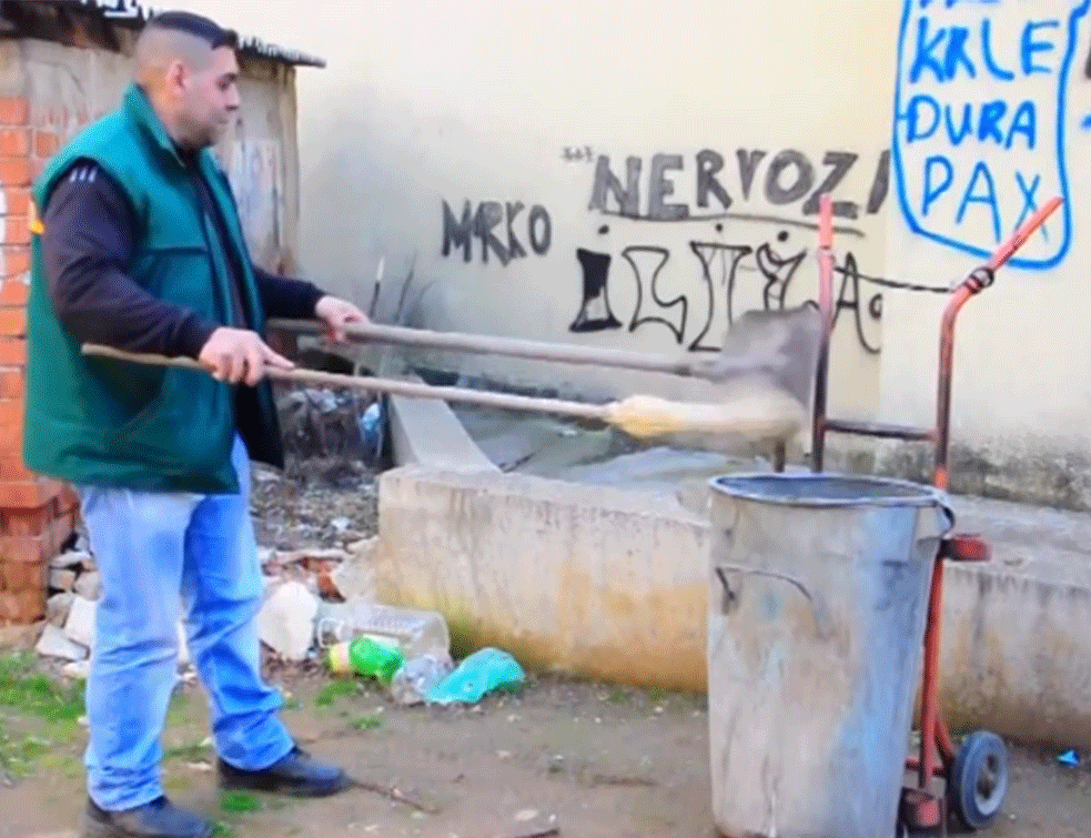 ALADIN I ČAROBNA KANTA: Čistač ulica iz Prokuplja <span style='color:red;'><b>ostao bez posla</b></span> zbog BOLESNOG SINA, građani pišu peticiju da se vrati! (VIDEO) 
