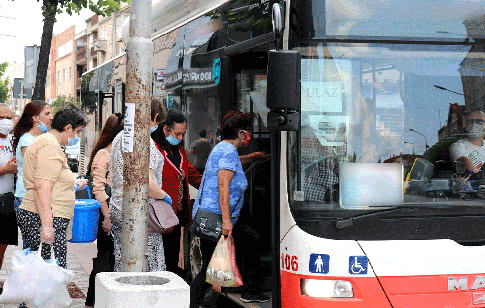 <span style='color:red;'><b>NAPAD U AUTOBUSU</b></span>: Mladić pretukao bračni par Roma, 60 ljudi nemo POSMATRALO! Objava na FEJSBUKU uznemirila GRAĐANE, čeka se reakcija NADLEŽNIH!