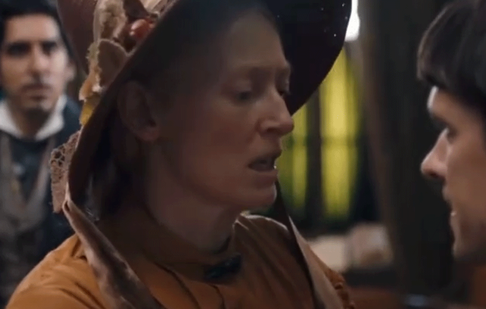 'IZVANREDAN ŽIVOT DAVIDA <span style='color:red;'><b>KOPER</b></span>FILDA': Oskarovka Tilda Svinton i jedan od najvoljenijih britanskih glumaca Hju Lori u čuvenoj priči (VIDEO)