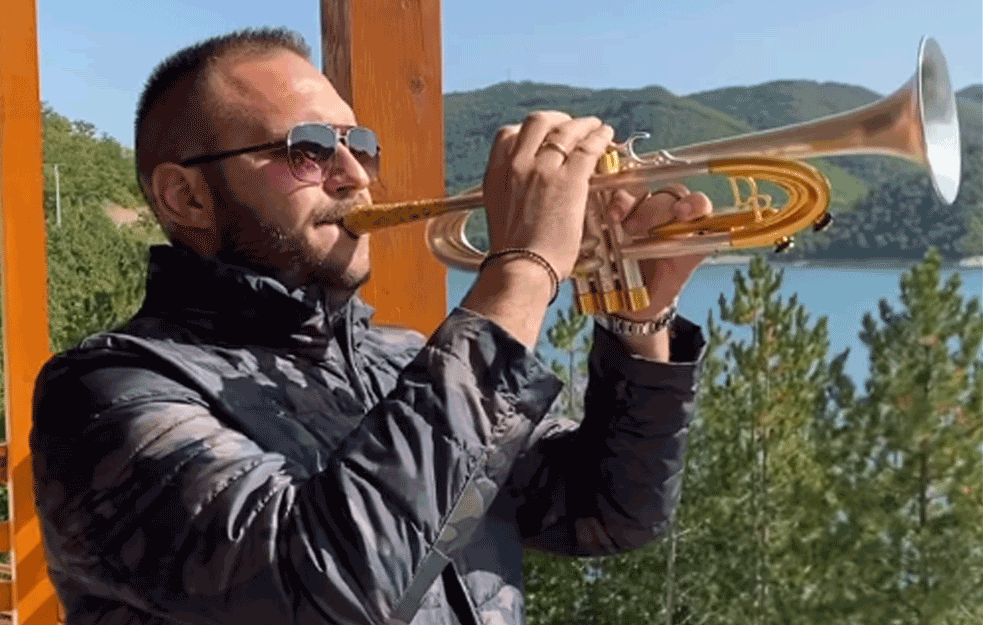 Srpska himna se orila Kosovom: <span style='color:red;'><b>Dejan Petrović</b></span> odsvirao BOŽE PRAVDE: Lako je srbovati o Kosovu iz Beograda, a jako teško biti Srbin u tim krajevima (VIDEO)
