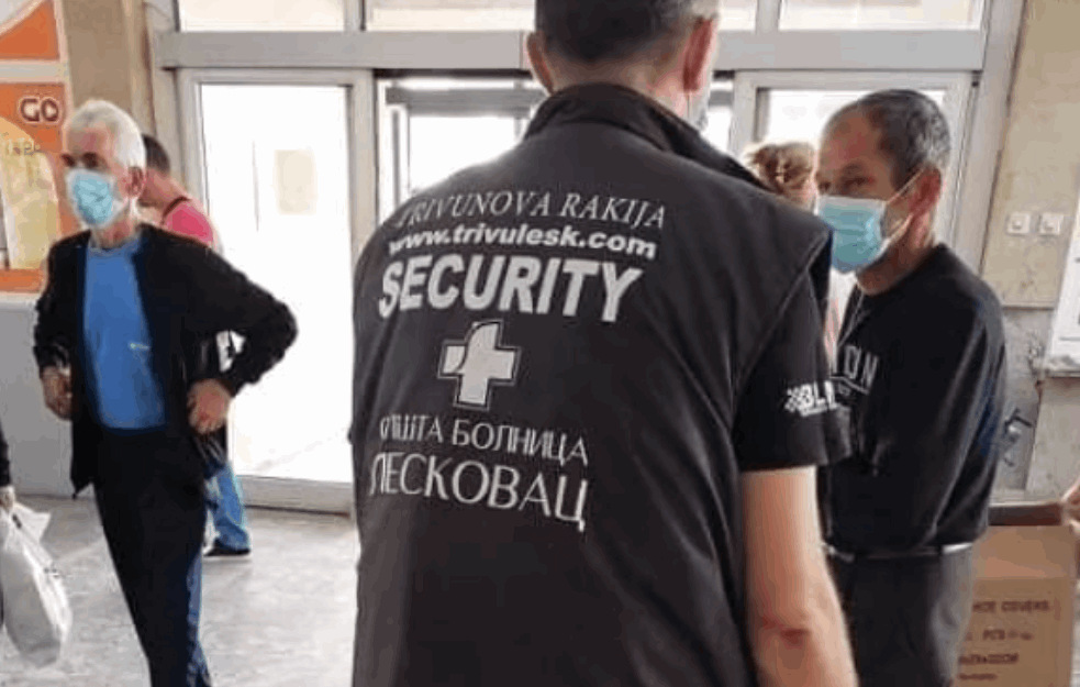 LEČENJE NA BALKANSKI NAČIN? U blizini KLINIKE za <span style='color:red;'><b>alkoholičar</b></span>e, LESKOVAČKA BOLNICA REKLAMIRA RAKIJU!