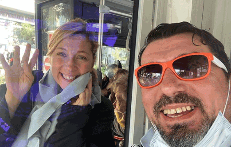GLUMICA U BUSU 83: <span style='color:red;'><b>Branka Katić</b></span> snimljena u autobusu bez maske!