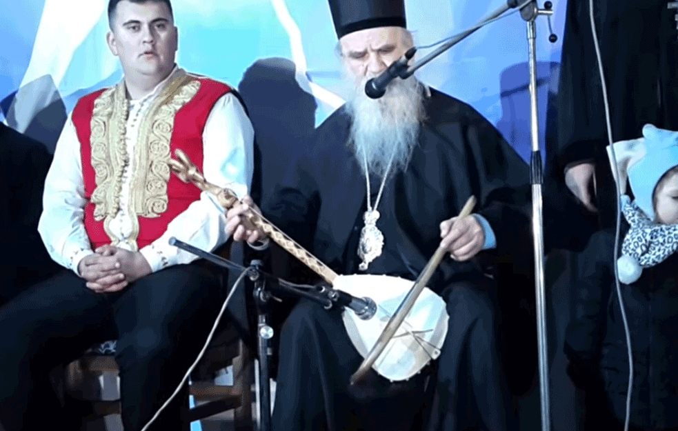 HIT NA MREŽAMA: Evo kako na guslama zvuči AC DC