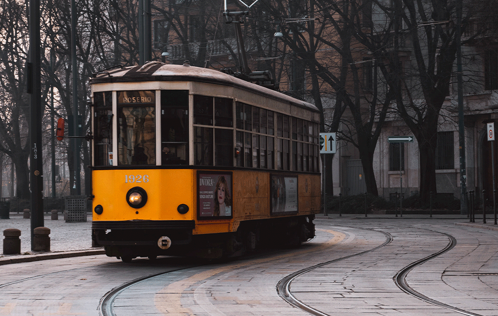STRAVIČNO :  Žena u <span style='color:red;'><b>Vojvode Stepe</b></span> ispala iz tramvaja 
