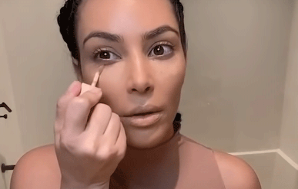 KIM KARDAŠIJAN I NJEN NOVI DEČKO IMAJU NEOBIČAN FETIŠ : Uhvatila ih Kloi u neobičnoj pozi (FOTO)
