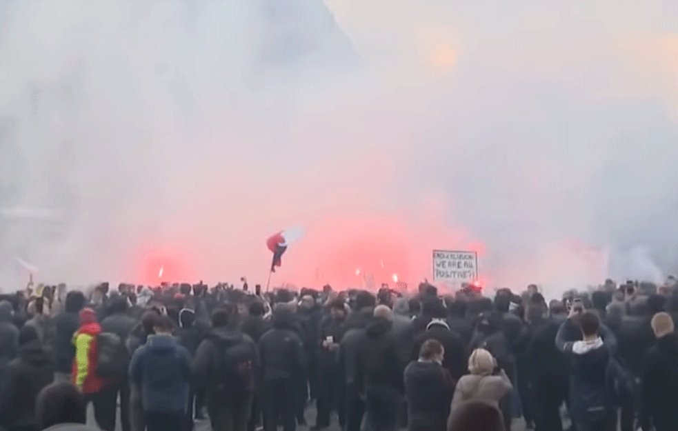 <span style='color:red;'><b>KORONA MERE</b></span> U PRAGU IZAZVALE PROTESTE: Suzavcem i vodenim topovima na demonstrante, ima povređenih (VIDEO)