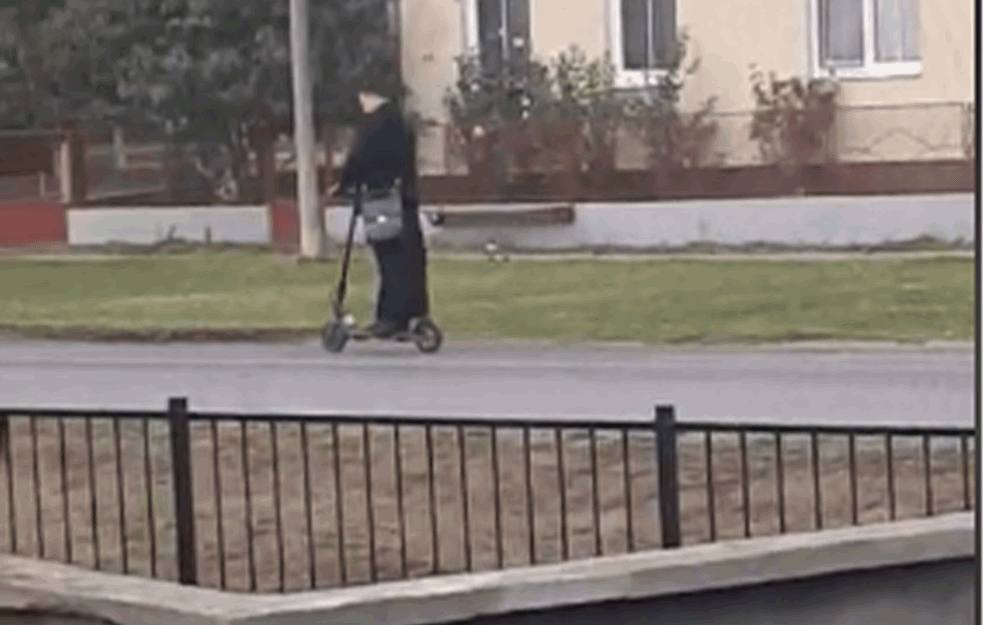 SRPSKI POP POSTAO HIT NA INTERNETU: Ovako se obilazi parohija, da se sveti vodica (VIDEO)