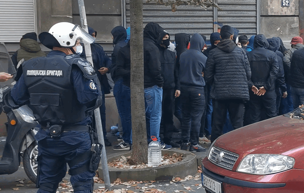 HAOS NA SLAVIJI: Maskirana omladina se pobunila protiv festivala Albanaca sa Kosova, POLICIJA ŽUSTRO REAGOVALA (VIDEO)