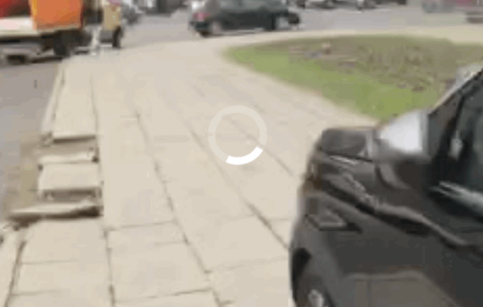 Zakon važi samo za narod? Da li su <span style='color:red;'><b>Parking servis</b></span> i Oko sokolovo slepi za bahato parkirane limuzine političara?
