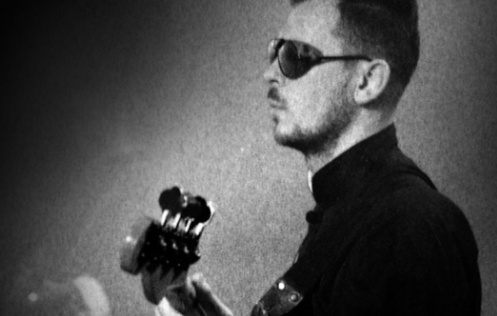 PREMINUO POZNATI BASISTA: Kultni <span style='color:red;'><b>rok bend</b></span> se oprašta od vrsnog muzičara

