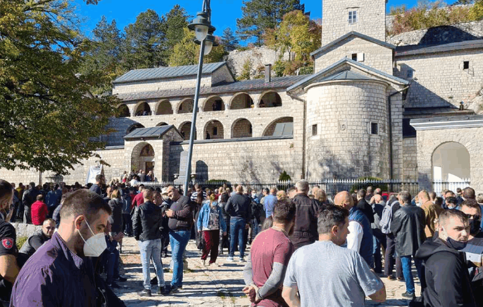 CRNA GORA LIJE SUZE ZA AMFILOHIJEM: <span style='color:red;'><b>Omladina</b></span> pristiže sa svih strana, MORE LJUDI PRED MANASTIROM čeka da se oprosti od mitropolita (VIDEO)  