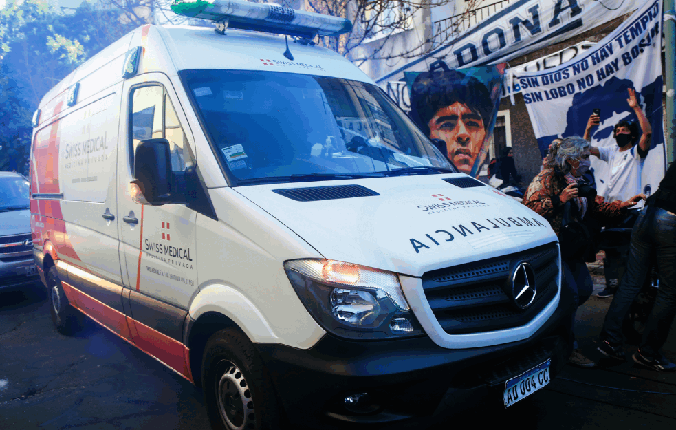 EL <span style='color:red;'><b>PIB</b></span>E, SVET JE UZ TEBE: Maradona krenuo na operaciju i borbu za život, a navijači mu priredili ispraćaj za nezaborav (VIDEO)