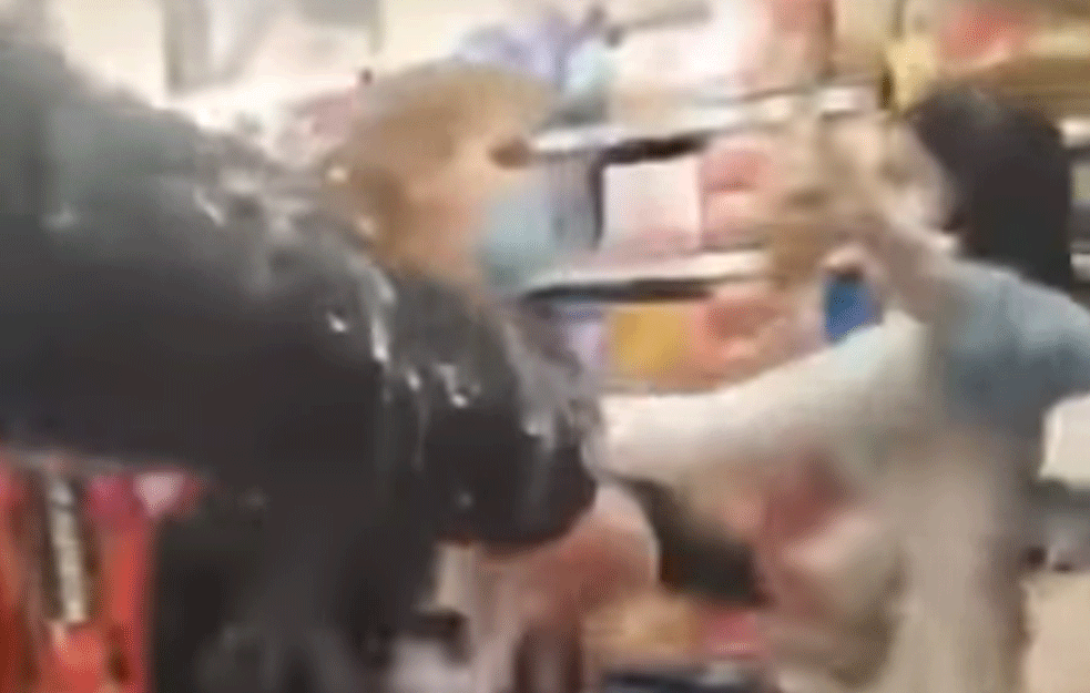 HAOS U MARKETU ZBOG KORONE, ŽENE SE KRVNIČKI PESNIČILE: 'Rekla sam joj da se odmakne i stavi MASKU!' (VIDEO) 