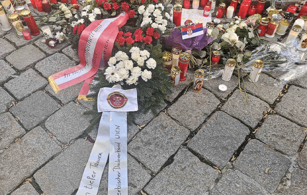 SRBI odalu poštu žrtvama terorističkog napada u Beču! SRPSKA ZASTAVA pored sveća (FOTO)