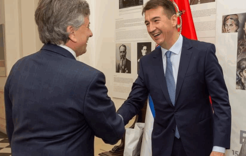 <span style='color:red;'><b>DIPLOMATSKI SKANDAL</b></span> NE JENJAVA: Nakon pisanja Glasa javnosti o GAFOVIMA supruge našeg AMBASADORA U GRČKOJ, izbrisane SPORNE FOTOGRAFIJE! (FOTO)