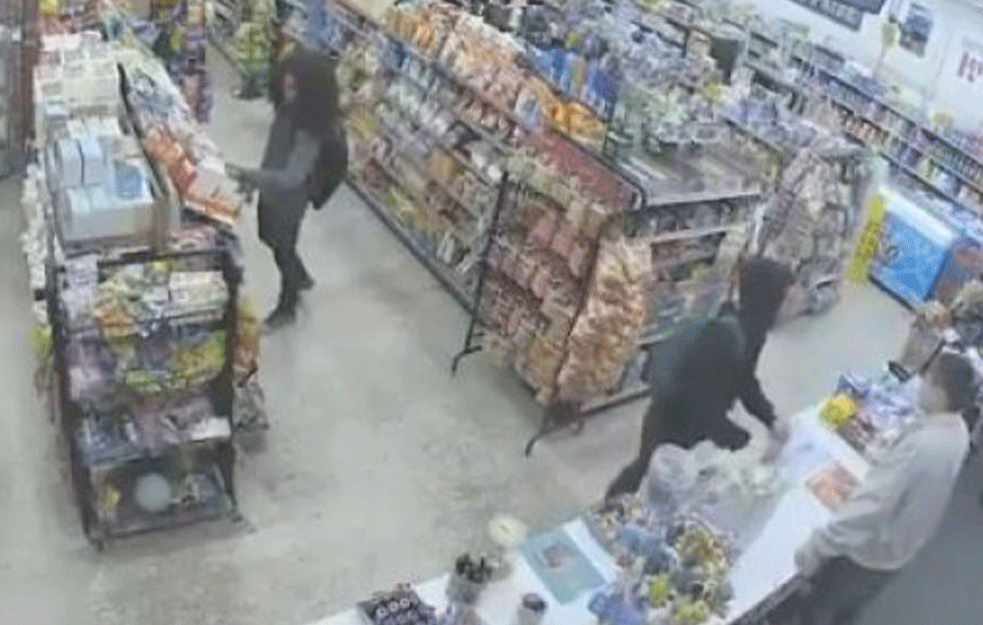 KAKVO LUDILO: Klinci krali slatkiše iz radnje, a onda se dogodilo OVO! (VIDEO)