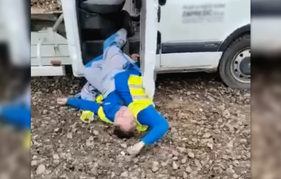 KAKVA BRUKA KOMUNALACA: Radnici pijani ispadali iz kombija, valjali se po zemlji, LEŽALI U JARKU (VIDEO) 