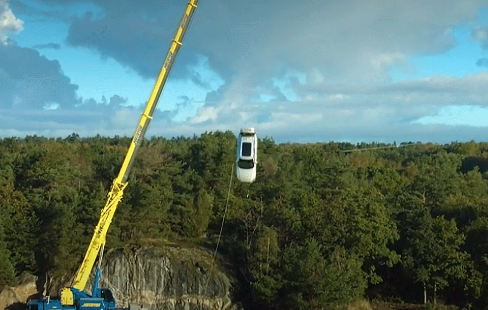 KAKAV TEST IZDRŽLJIVOSTI! Najveći proizvođač AUTOMOBILA, isprobava vozila BACAJUĆI IH SA krana visokog 30 METARA, a evo šta na kraju ostane od njih! (VIDEO)  