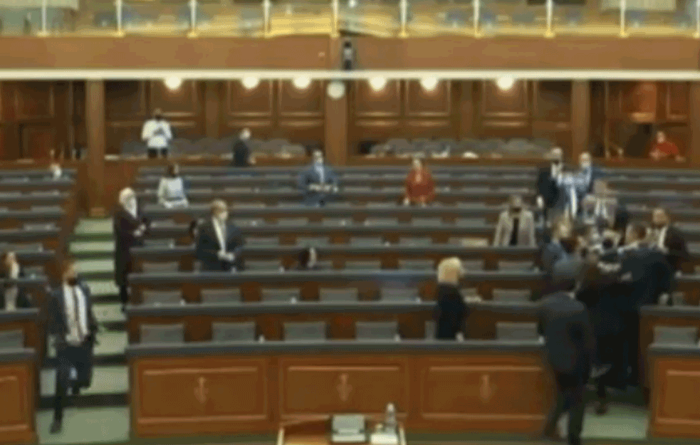 MAKLJAŽA U SKUPŠTINI TAKOZVANOG KOSOVA: Sevale pesnice, <span style='color:red;'><b>prekinuta sednica</b></span> o nestalim osobama! (VIDEO) 

