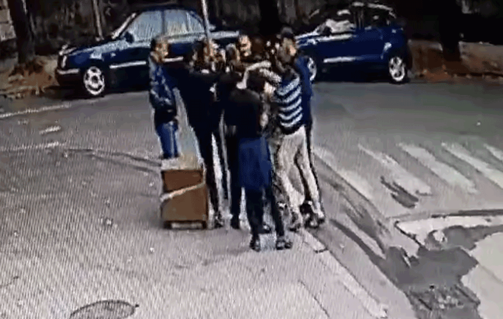 OSAM 'JUNAKA' NA JEDNOGA: <span style='color:red;'><b>Batinaši</b></span> Levijatana zbog komentara premlatili čoveka - TRAŽILI DA SE SNIMI KAKO IM SE IZVINJAVA (VIDEO)


