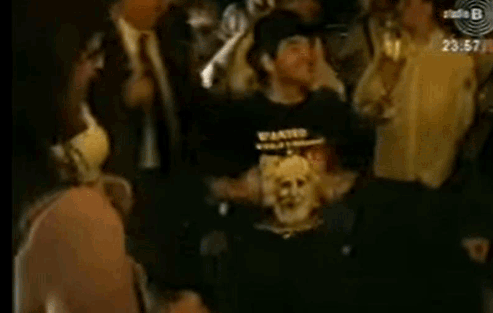 MARADONA LUMPUJE UZ SRPSKE PESME: Pogledajte kako veliki EL <span style='color:red;'><b>PIB</b></span>E peva 'MARŠIRALA KRALJA PETRA GARDA'! (VIDEO)